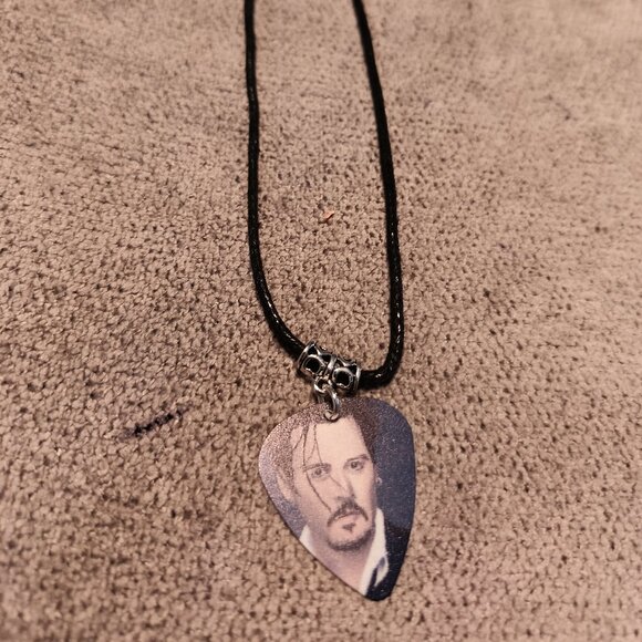 JOHNNY DEPP GUITAR PICK NECKLACE - EARRINGS SET - Picture 1 of 2